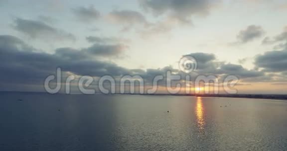 壮观的多莉的海浪和日落视频的预览图