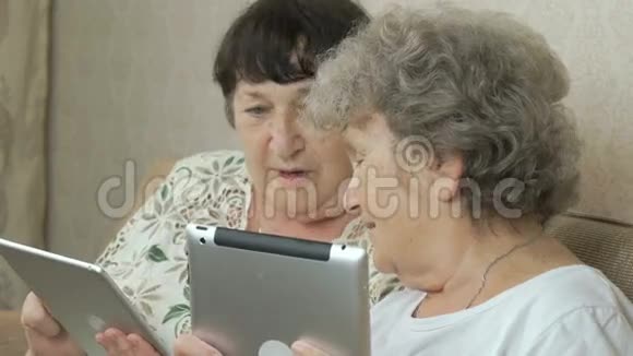 两位年迈的祖母手持数码平板电脑视频的预览图