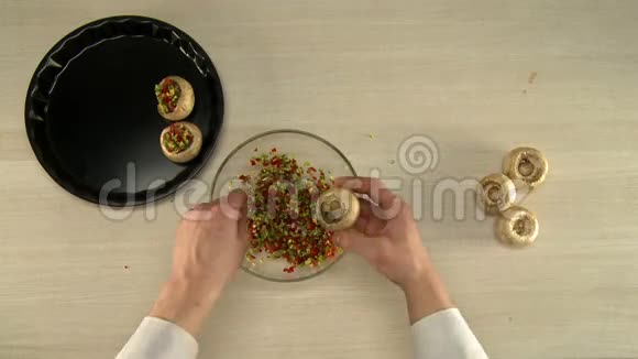 烘焙前厨师填充蘑菇的俯视图视频的预览图