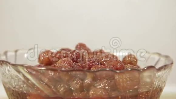 红色果酱草莓特写循环旋转视频的预览图