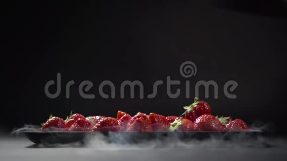 草莓的浆果放在烟盘上视频的预览图
