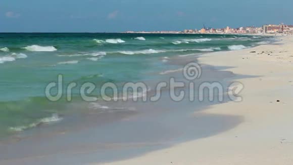 亚历山大埃及天际线海岸后面的海浪从地中海在埃尔阿加米海滩视频的预览图