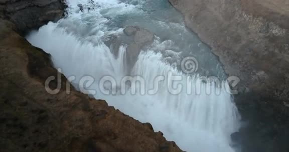 鸟瞰冰岛美丽的风景秀丽的风景瀑布上的古尔弗斯山湍流流动视频的预览图