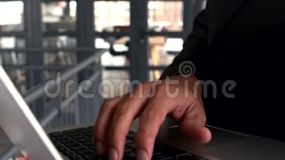 商人们用手在笔记本电脑键盘上打字视频的预览图