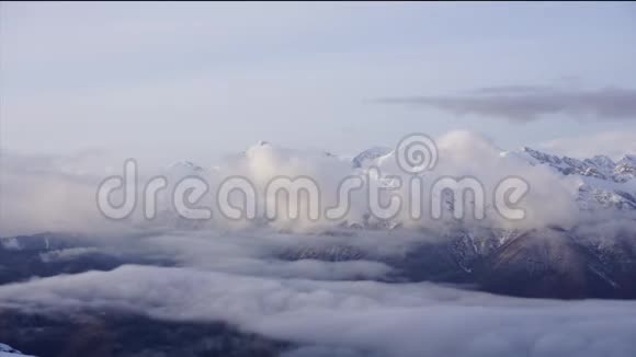 云在高加索山脉和山谷上空移动时间流逝视频的预览图