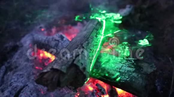 绿色激光慢动作视频中的火焰和烟雾视频的预览图
