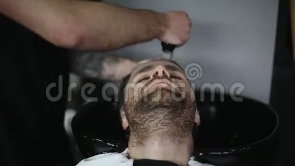 男子理发店理发视频的预览图