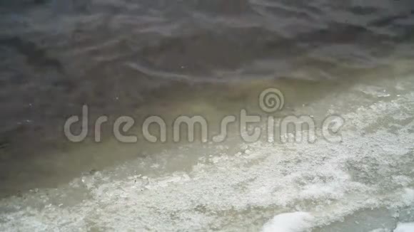 有点接近了河边的冰和浑水视频的预览图