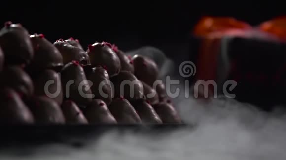 巧克力中的草莓放在深色盘子里视频的预览图