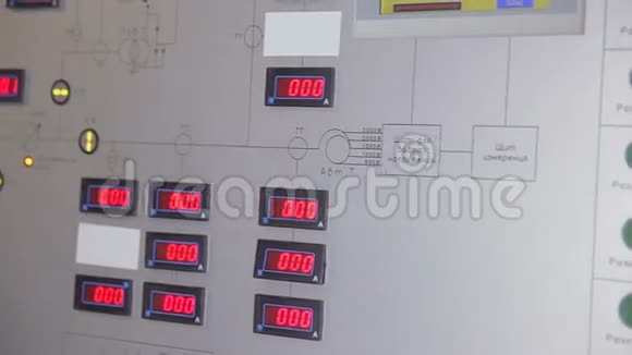 工业控制面板上红色数字显示参数视频的预览图
