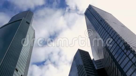 现代镜面建筑和蓝天上快速移动的白云视频的预览图