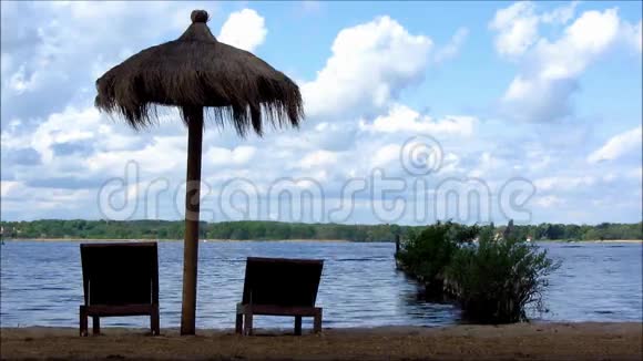 在湖边装饰椅子和雨伞视频的预览图