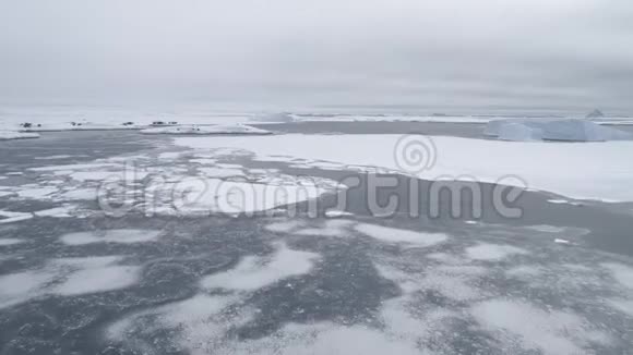 南极海冰海岸景观鸟瞰图视频的预览图