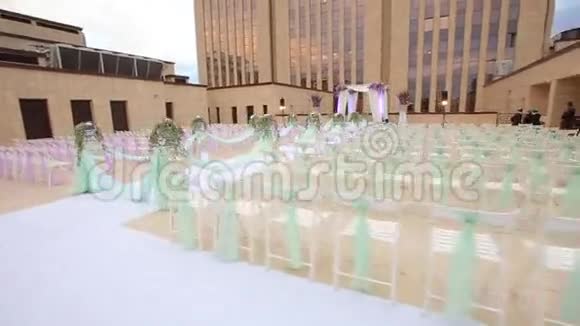 结婚典礼在户外举行婚礼多利射击视频的预览图