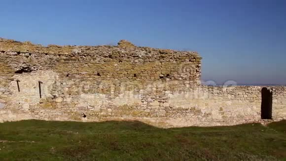 罗马尼亚多布罗加中世纪要塞耶尼萨莱围墙遗址视频的预览图