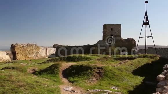 罗马尼亚多布罗加中世纪要塞耶尼萨莱围墙遗址视频的预览图