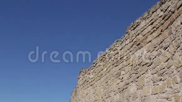 罗马尼亚多布罗加中世纪要塞耶尼萨莱防御墙遗址视频的预览图