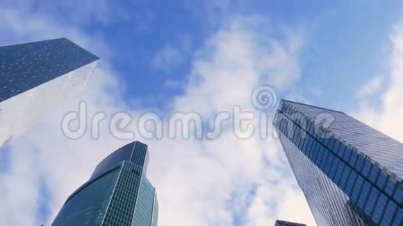 现代镜面建筑和蓝天上快速移动的白云视频的预览图