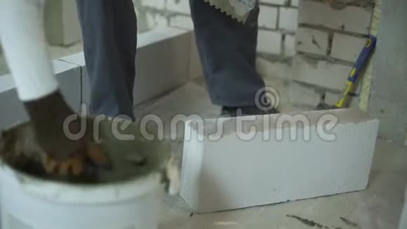 加气混凝土砌块侧面抹砂浆的施工人员视频的预览图