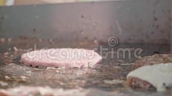 牛肉烤切片在烤盘与迷迭香番茄调味品上景视频的预览图