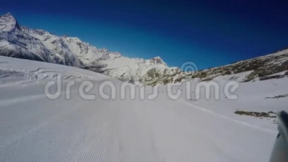 滑雪板沿着准备好的斜坡往下滑敦拜FPV视频的预览图