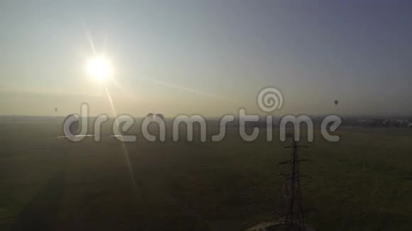 清晨乘坐热气球飞行顶部视图视频的预览图