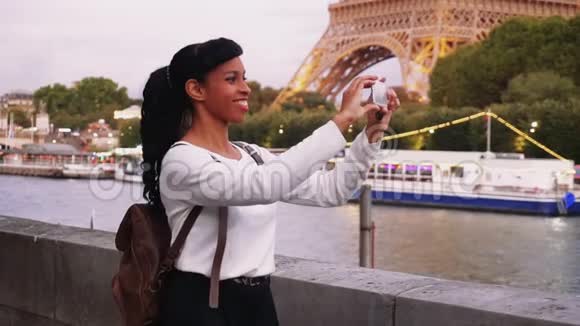 博客旅行漂亮女士用智能手机拍摄视频视频的预览图