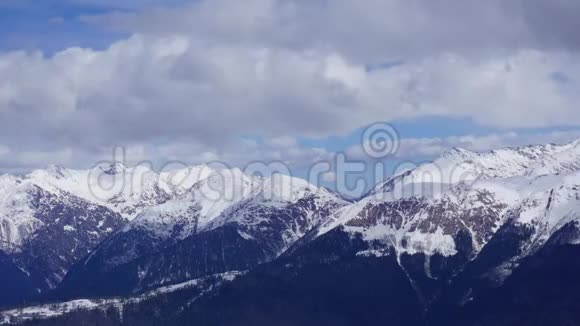 云在高加索山脉和山谷上空移动时间流逝视频的预览图