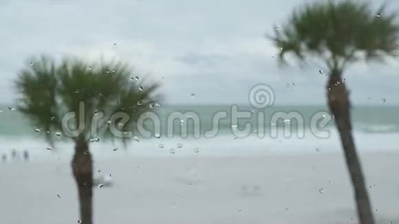 暴风雨来临时海滩上的场景6分之5视频的预览图