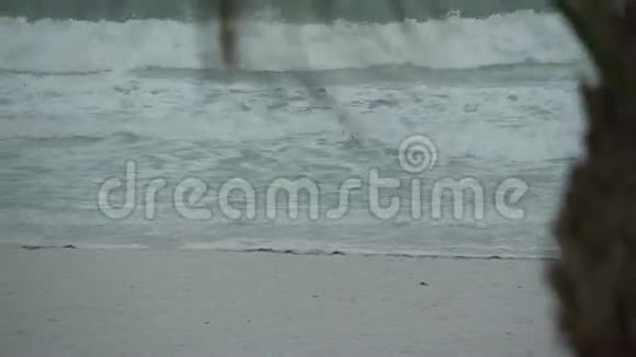 暴风雨来临时海滩上的场景6个中的2个视频的预览图