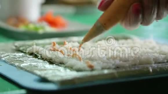 寿司师傅用寿司为寿司打基础视频的预览图