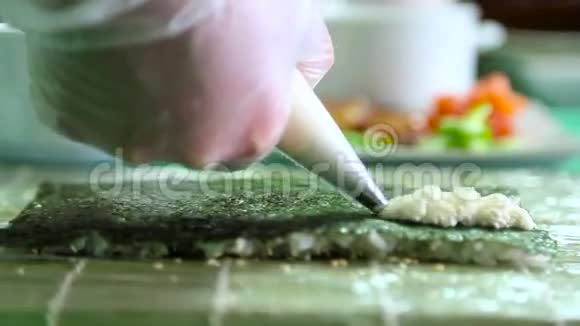 寿司师傅用奶油奶酪给诺里浇水视频的预览图