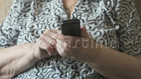 老妇人用手机拨电话号码视频的预览图