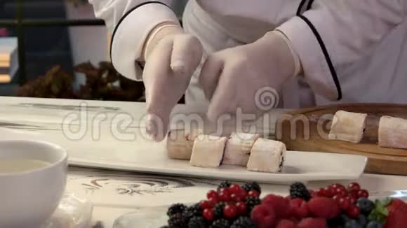 厨师把甜点放在盘子里视频的预览图