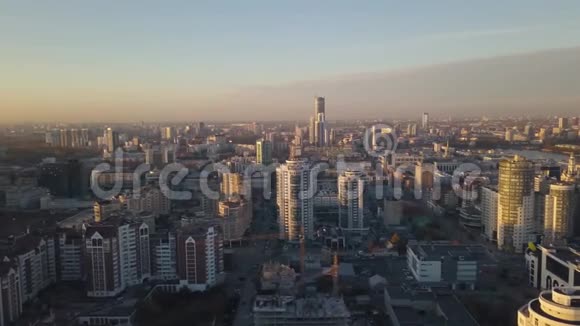 在梅加波利斯日落录像美丽的城市景观摩天大楼的顶部景观日落时可俯瞰现代城市视频的预览图