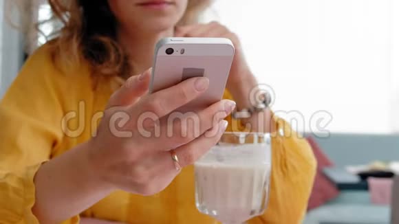 一位年轻漂亮的女士在咖啡馆喝着冰沙视频的预览图