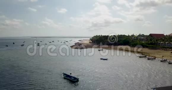 海岸有渔船从4k的顶部到视频的美丽景色视频的预览图