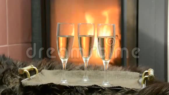 壁炉边三杯香槟视频的预览图