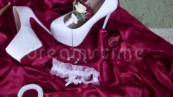 新娘鞋吊带长袍花束视频的预览图