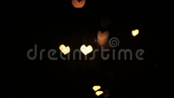 照明花环装饰闪烁在心形的背景上视频的预览图