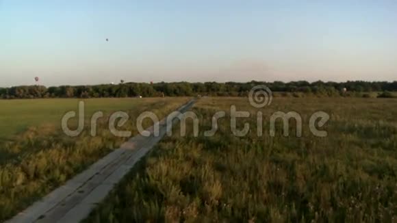 远处的绿野和气球的俯视图视频的预览图