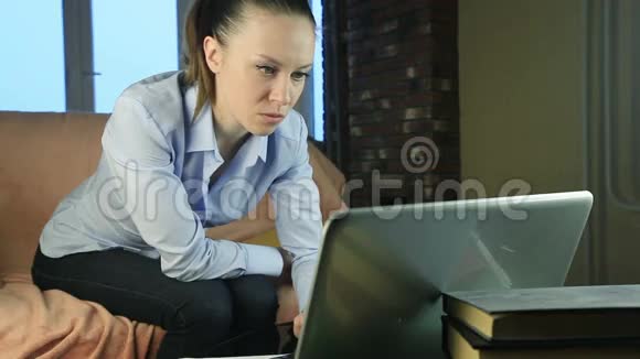 在灰色电脑上工作的女商人视频的预览图