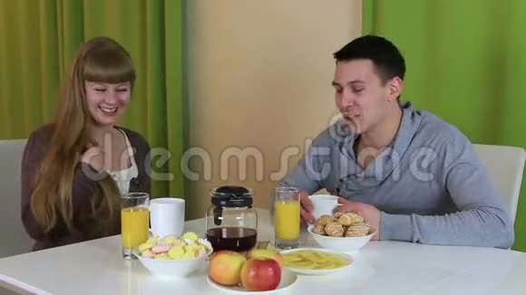 年轻人为他的女朋友做了个惊喜他给她做了早餐相爱的夫妇互相对待食物视频的预览图