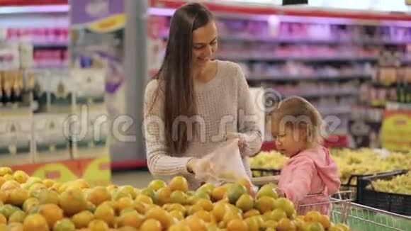 在超市买水果和蔬菜的母女视频的预览图