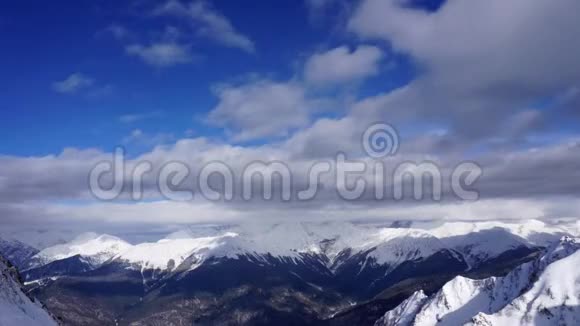 云在高加索山脉和森林上空移动时间流逝视频的预览图
