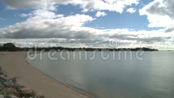 在海滩上方蓝天中的白云4分之3视频的预览图
