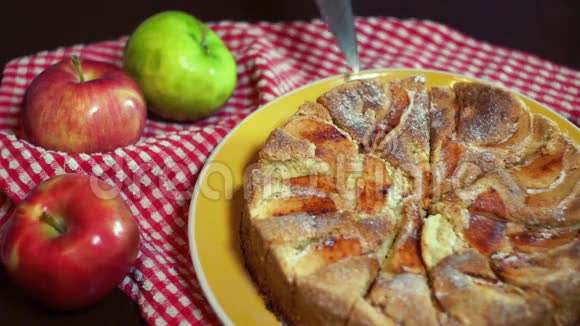 一块刚出炉的蛋糕用刀子取出烤苹果蛋糕视频的预览图