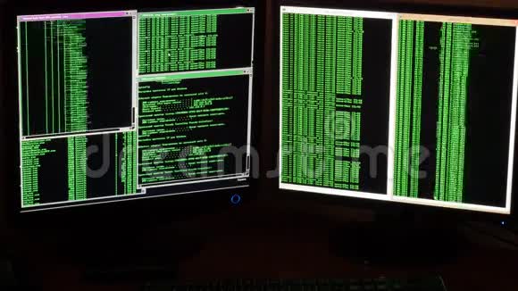 黑客分析数据的计算机监视器的特写镜头黑客入侵网络系统视频的预览图