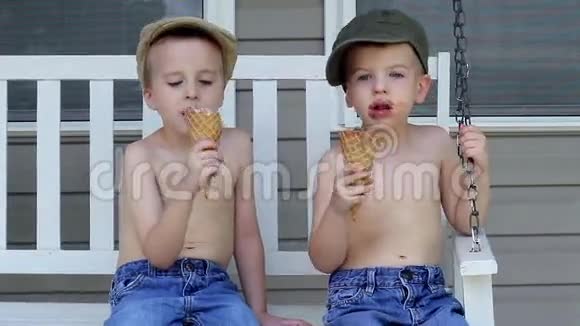 2男孩在秋千上吃冰淇淋视频的预览图