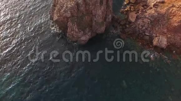 鸟瞰葡萄牙西海岸的一个美丽的悬崖靠近卡拉帕特拉罗塔维肯蒂纳视频的预览图